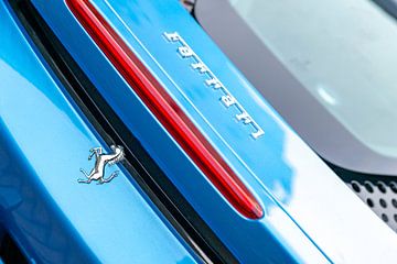 Ferrari SF90 sportwagen in lichtblauw motorkap detail van Sjoerd van der Wal