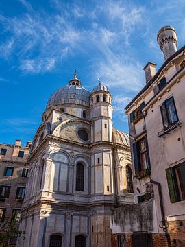 Historische gebouwen met blauwe hemel in Venetië, Italië van Rico Ködder