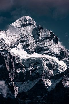 Neuschnee auf dem Gipfel des Wetterhorns in der Schweiz