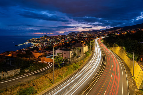 De nacht tegemoet rijden in Funchal Madeira