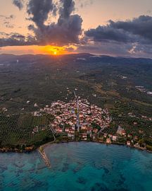 Nea Koroni au bord de la mer au coucher du soleil sur Ewold Kooistra