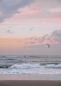Kitesurfen en een pastel kleurige zonsondergang van Yvette Baur