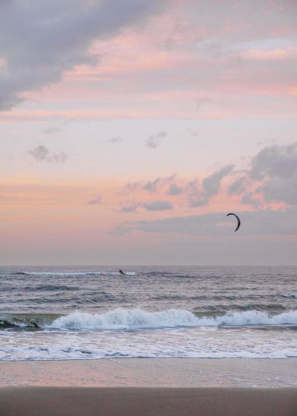 Kite surf et coucher de soleil aux couleurs pastel par Yvette Baur