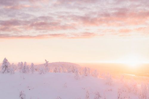 Eerste zonlicht over de bergtoppen | reisfotografie print | Ruka, Lapland, Finland