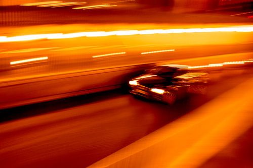 Auto raast door tunnel