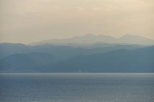 Blauwe uur over het meer van Ohrid in Macedonië