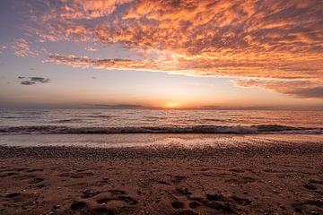 Zonsondergang op het strand met kleurige wolken van Dafne Vos