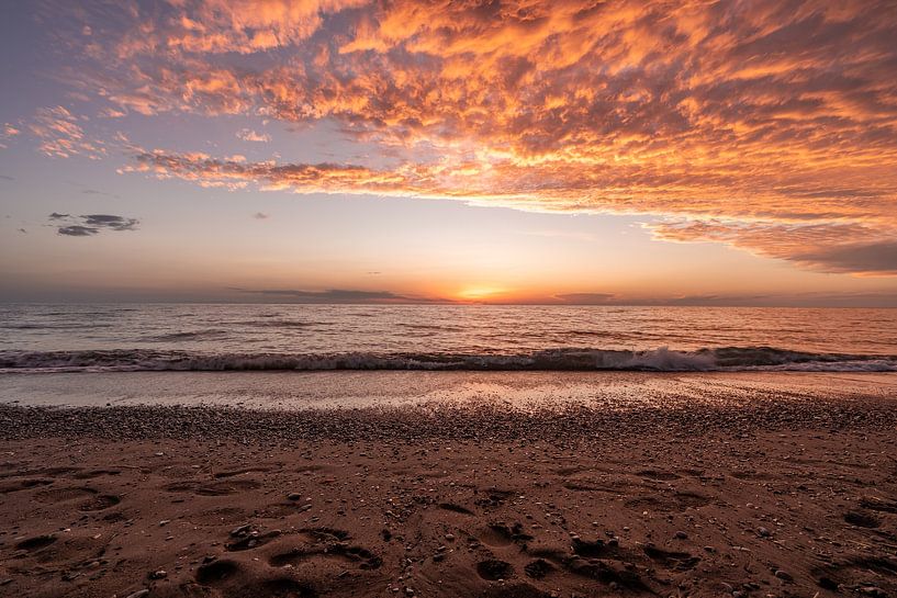 Zonsondergang op het strand met kleurige wolken van Dafne Vos