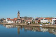 Huizen en kerk aan de IJsselkade in Deventer van Peter Apers thumbnail