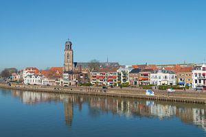 Häuser und Kirche an der IJsselkade in Deventer