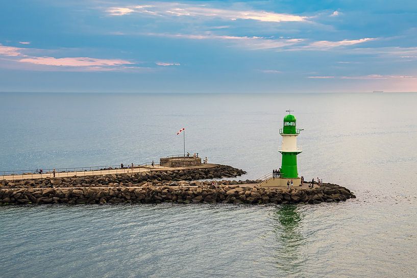 Mole an der Ostseeküste in Warnemünde am Abend von Rico Ködder