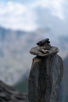 Stapel stenen op een berg van Robin van Steen