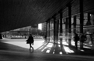 Rotterdam Centraal, stationsplein zwartwit van Peter Hofwegen