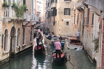 Trafic intense dans les canaux de Venise. sur Jan Katuin