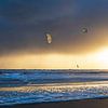 Kitesurfers au coucher du soleil sur Anouschka Hendriks
