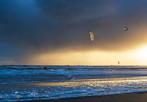 Kitesurfers au coucher du soleil