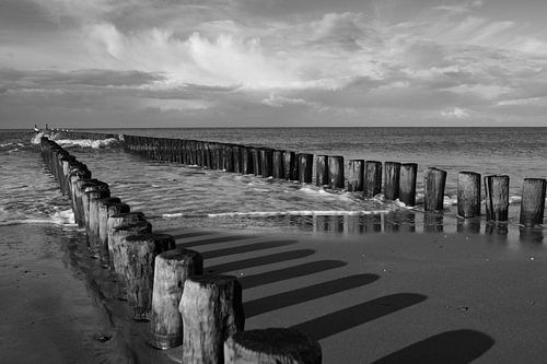 Strand Oostkapelle met stormbrekers in zwart en wit van anne droogsma