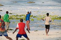 Voetballen op het strand