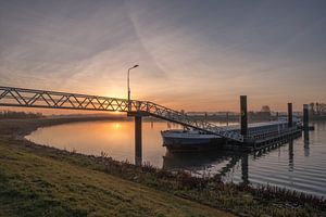 Binnenvaartschip in overnachtingshaven
