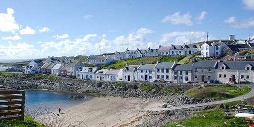 Witte huizen in het kustplaatsje Portnahaven