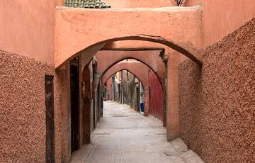 Kleurrijk perzik roze steegje Marrakesh | Marokko | reisfotografie print van Kimberley Helmendag