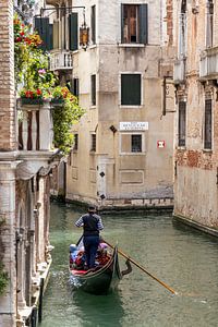 Gondel im Kanal von Venedig