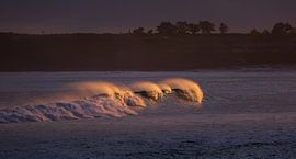 Goldene Wellen in einem frühen Sonnenaufgang auf Bali von Rudolfo Dalamicio