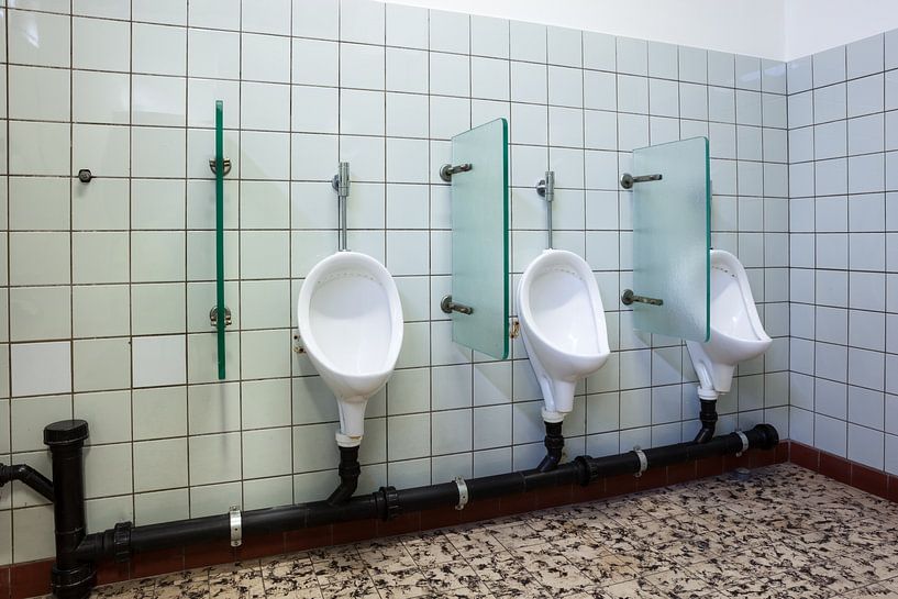 Urinoirs dans les toilettes pour hommes par Marcel Derweduwen