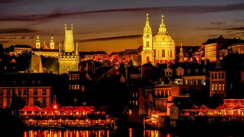 Avondlicht over Praag, Tsjechië.