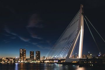 Erasmusbrug in de nacht, Rotterdam van Mark Wijsman