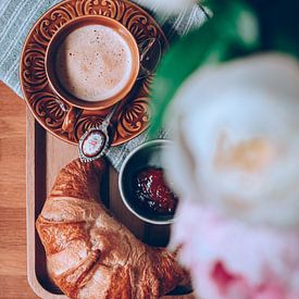 Kaffee mit Croissant zum Frühstück von DeedyLicious