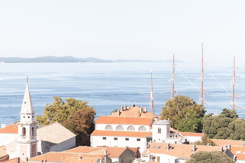 Terrakotta-Dächer und blaues Meer, mediterraner Charme von Elma Maaskant