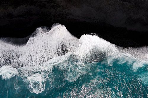 Strand van lavazand op Hawaii.