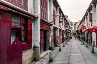 Rode houten deuren en ramen in Macau van Mickéle Godderis thumbnail
