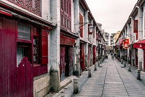 Rode houten deuren en ramen in Macau van Mickéle Godderis