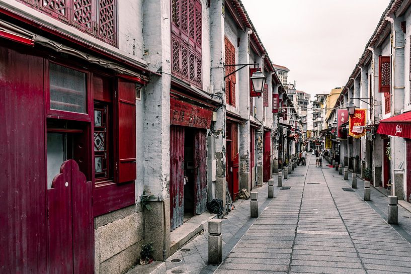 Rode houten deuren en ramen in Macau van Mickéle Godderis