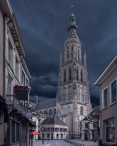 Donkere wolken boven de Grote Kerk in Breda