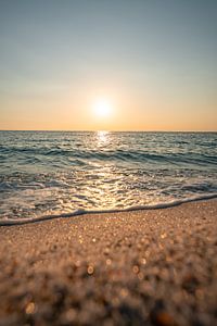 Risotto Reis Strand Is Arutas auf Sardinien zum Sonnenuntergang mit glitzerndem Meer und Steinen