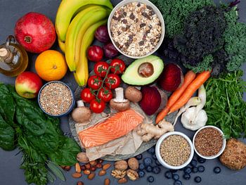 Une nourriture saine vue d'en haut sur une ardoise