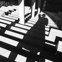 Modernes Porträt einer Frau auf einer Treppe in schwarz-weiß