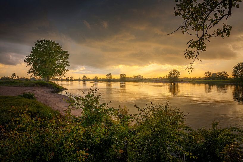 Zonsondergang boven rivier de Maas van Marcel Bakker
