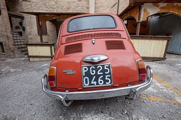 Alter Fiat 500 auf einem Platz in Bevagna, Italien