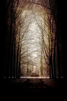 Schneebedeckte Atlas-Statue auf dem Rivierenhof in Deurne