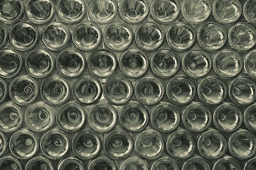 Wand vol met flessenbodems