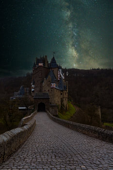 Midnight Magic – La Voie lactée au-dessus du château d'Eltz