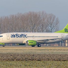 Taxiënde AirBaltic Boeing 737-300. van Jaap van den Berg