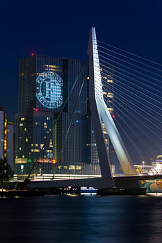 Feijenoord geprojecteerd op De Rotterdam