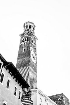 Kirchturm mit Gebäuden im Zentrum von Verona (schwarz-weiß) von Merel Naafs