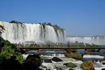 Iguaçu watervallen in Brazilië van Karel Frielink