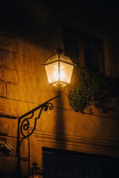 Lantaarn bij nacht, geel licht, lampion van Matthias Verfaille